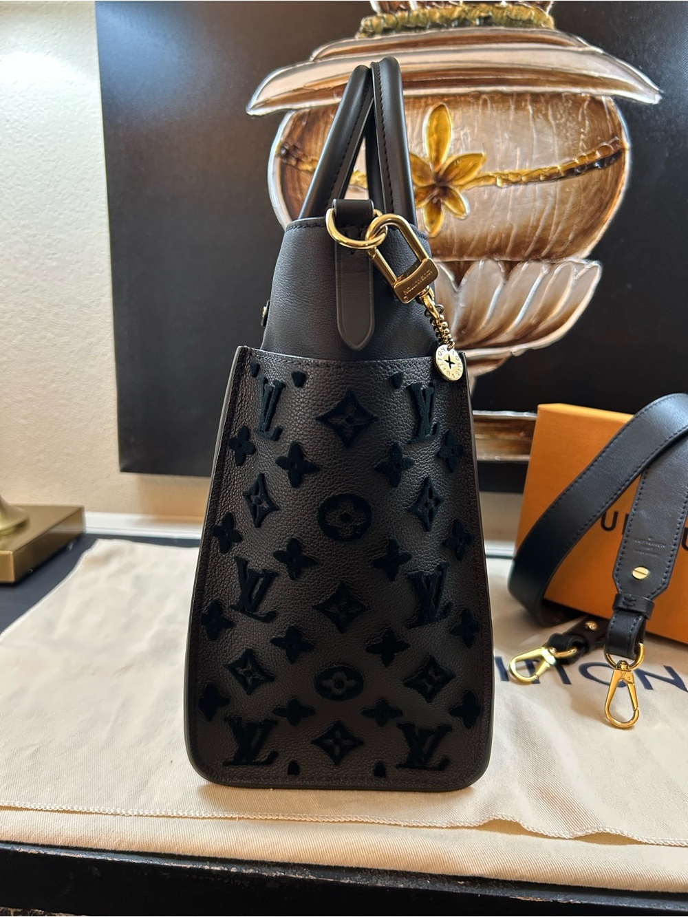 Authentic Louis Vuitton On My Side MM - Picture 3 of 15
